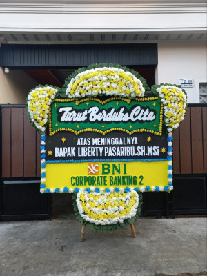 Papan Bunga Duka di Lapangan