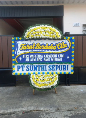 Papan Bunga Duka di Lapangan