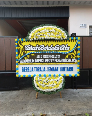 Papan Bunga Duka di Lapangan