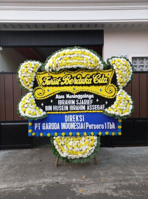 Papan Bunga Duka di Lapangan