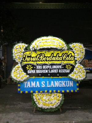 Papan Bunga Duka di Lapangan