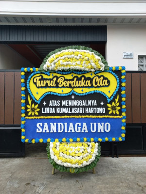 Papan Bunga Duka di Lapangan