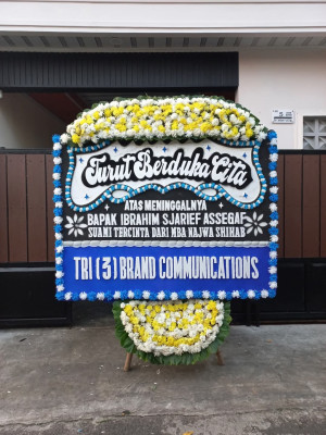 Papan Bunga Duka di Lapangan